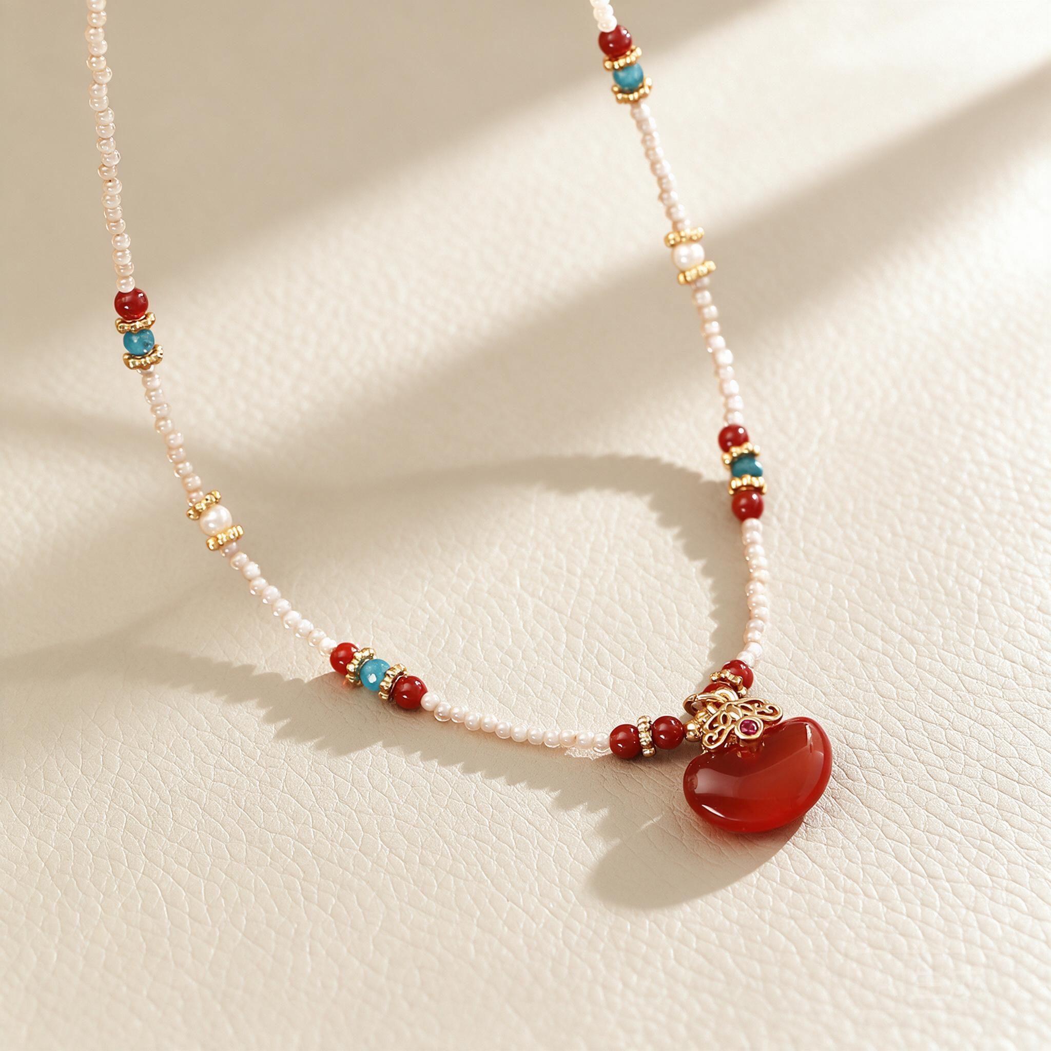 Pearl Choker Necklace Vintage - 新作中国風、天然赤瑪瑙とアカシアビーズを使用したペンダントネックレス。パールビーズと本物の金メッキを施した、エレガントでヴィンテージ感のあるチョーカー。女性向け。