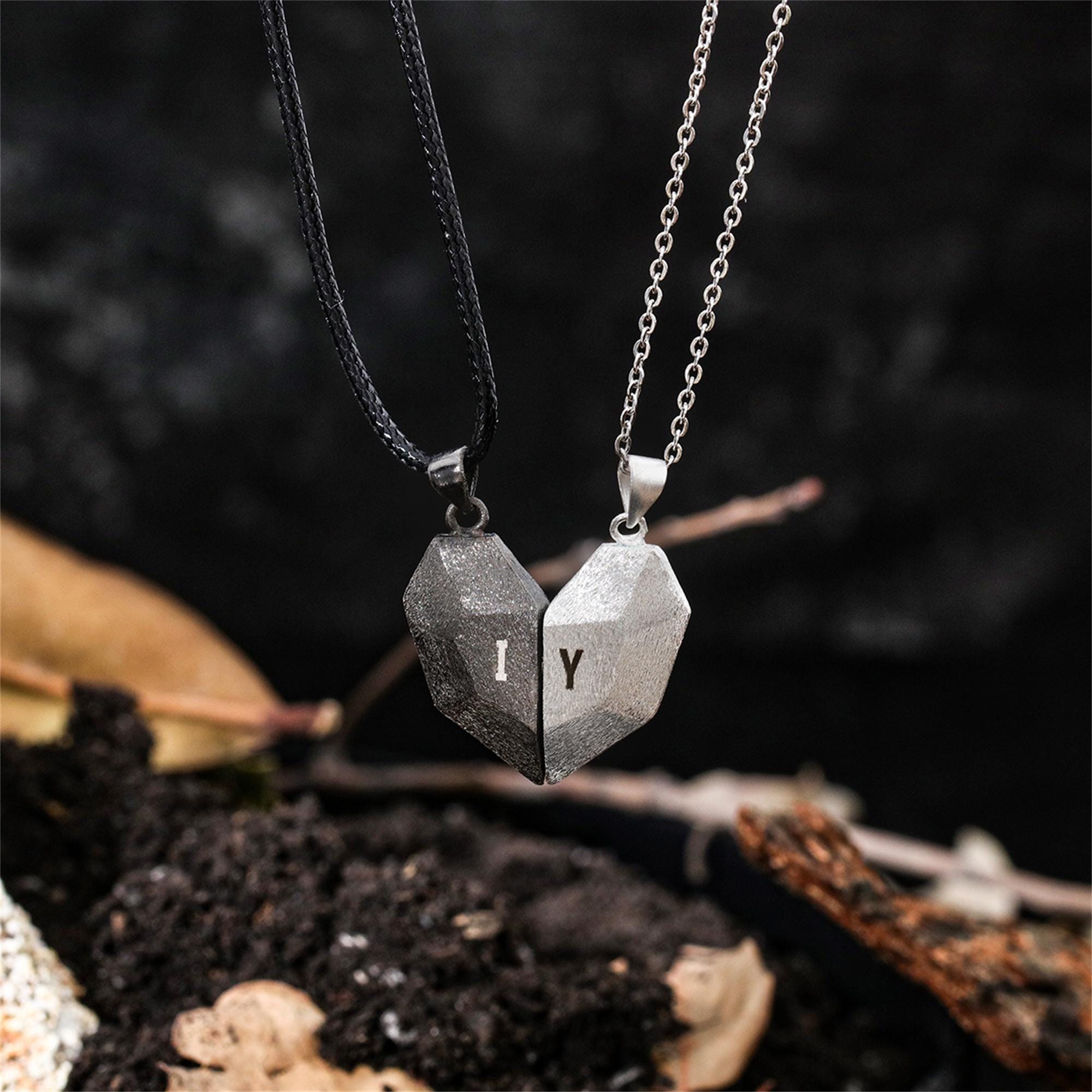 Magnetic Couple Matching Necklaces - カスタムカップル用マグネットハートネックレスセット、ペアネックレス、パーソナライズされたカップルジュエリー、彼への誕生日やクリスマスプレゼント