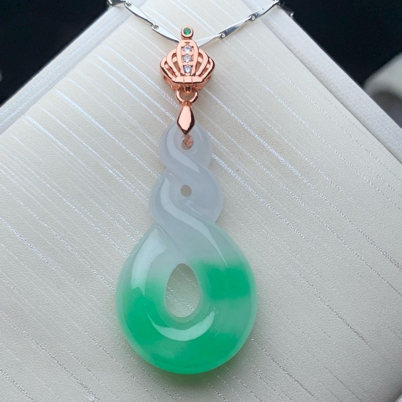 Necklaces - 翡翠の氷のような輝きと、浮かび上がるエメラルド、そして古鉱山で採掘されたエメラルドの色合い。あなたのスタイルを一変させるペンダントネックレス。