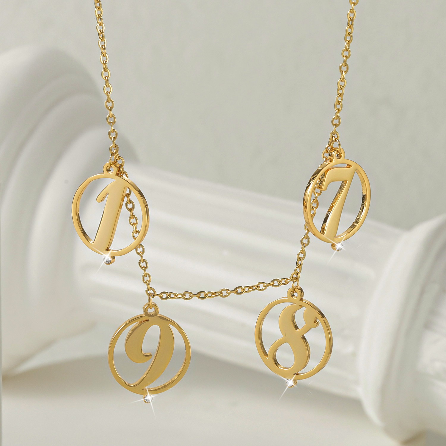 18Kゴールドのラウンドナンバーペンダントにダイヤモンドをあ - Initial Letter Necklace 18K Gold のレビューと価格