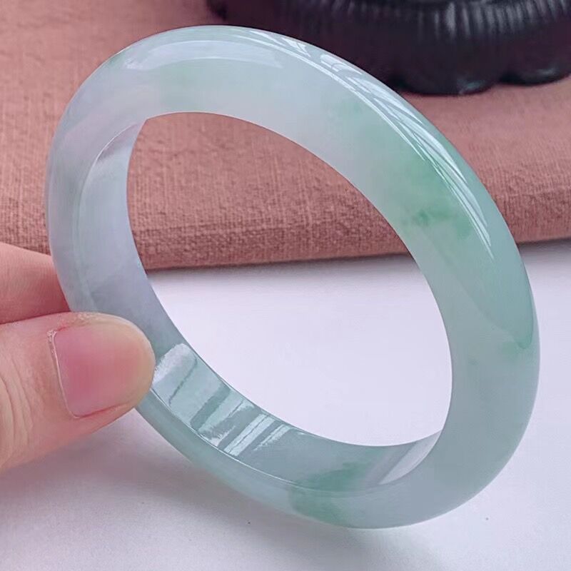ミャンマー産、単色のライトオイルジェダイトブレスレット、若い - Bracelets のレビューと価格