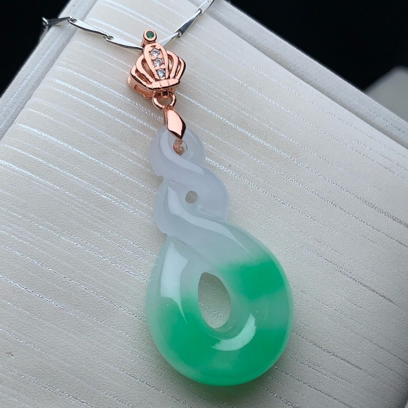 翡翠の氷のような輝きと、浮かび上がるエメラルド、そして古鉱山 - Necklaces のレビューと価格