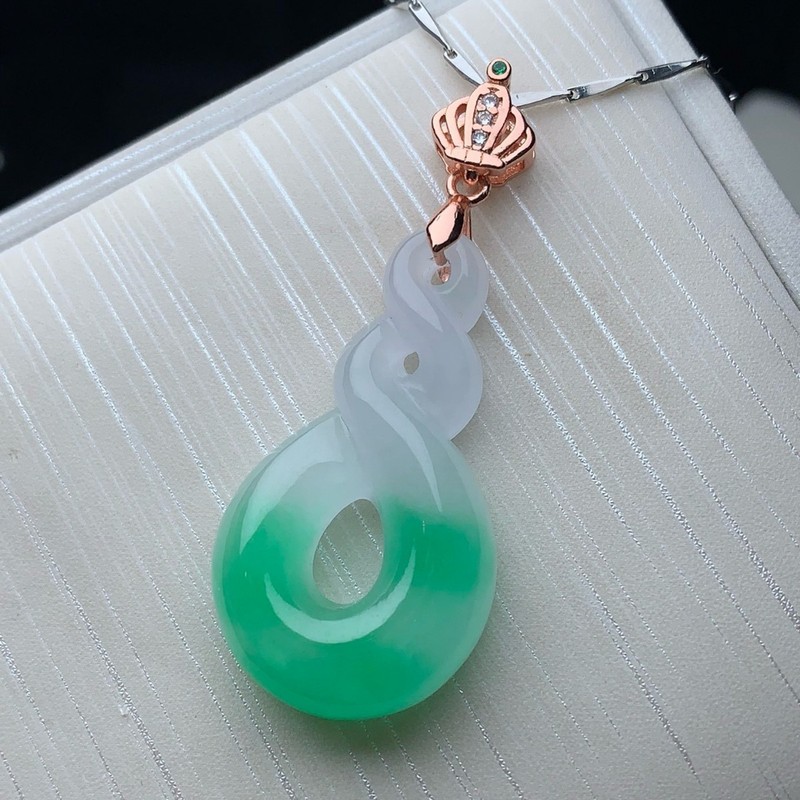 翡翠の氷のような輝きと、浮かび上がるエメラルド、そして古鉱山 - Necklaces のレビューと価格