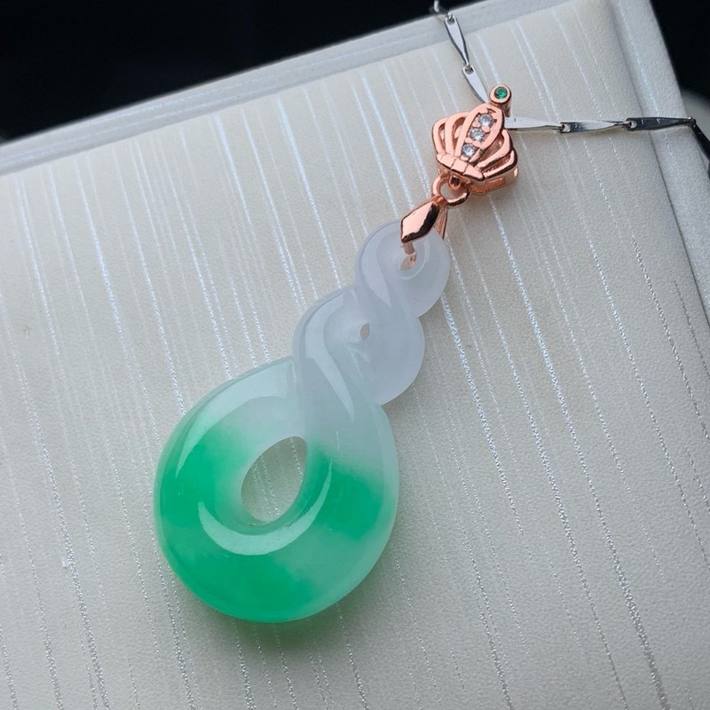 翡翠の氷のような輝きと、浮かび上がるエメラルド、そして古鉱山 - Necklaces のレビューと価格