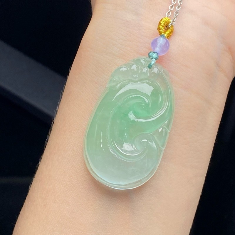 翡翠の高級感あふれる緑色の模様が施されたペンダント、バックル - Necklaces のレビューと価格