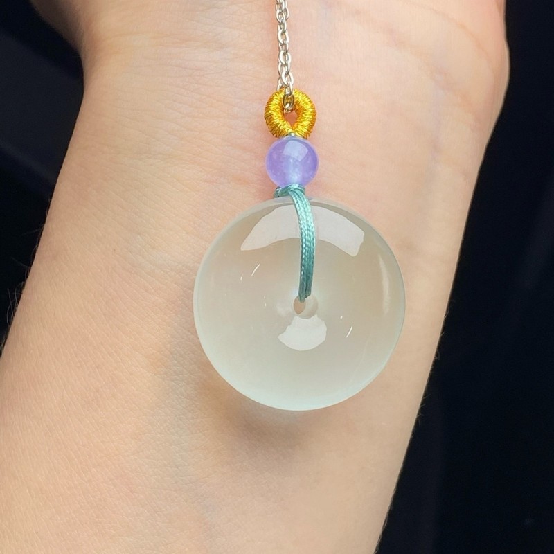 翡翠の高級感あふれる緑色の模様が施されたペンダント、バックル - Necklaces のレビューと価格