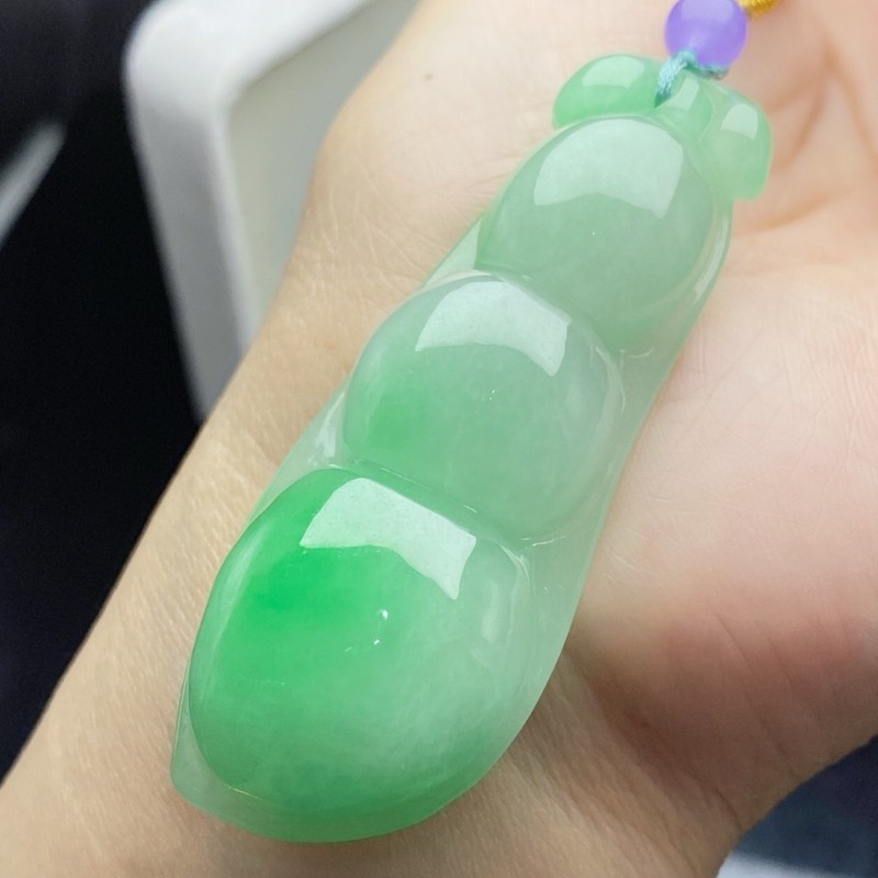 翡翠の高級感あふれる緑色の模様が施されたペンダント、バックル - Necklaces のレビューと価格