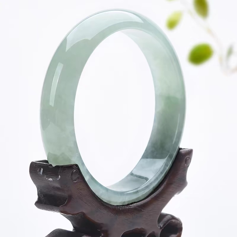ミャンマー産古鉱山ブレスレット、緑のインクルージョンのあるラ - Bracelets のレビューと価格