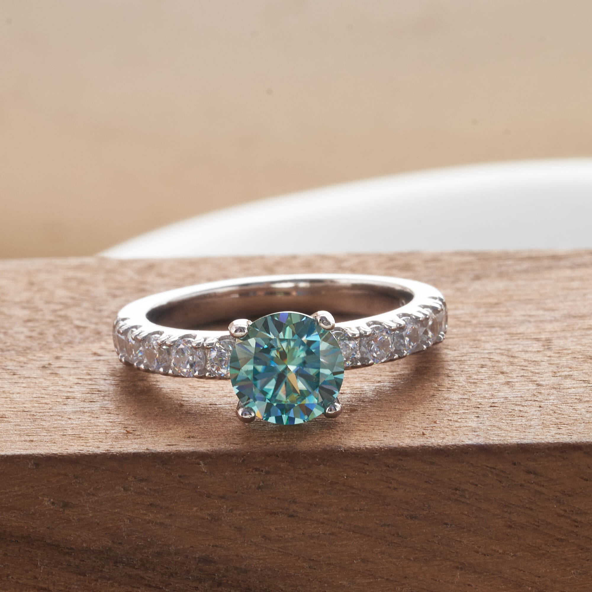 クラシック 1 カラット ブルーカラー モアッサナイト リン - Moissanite Engagement Ring 1 Carat のレビューと価格