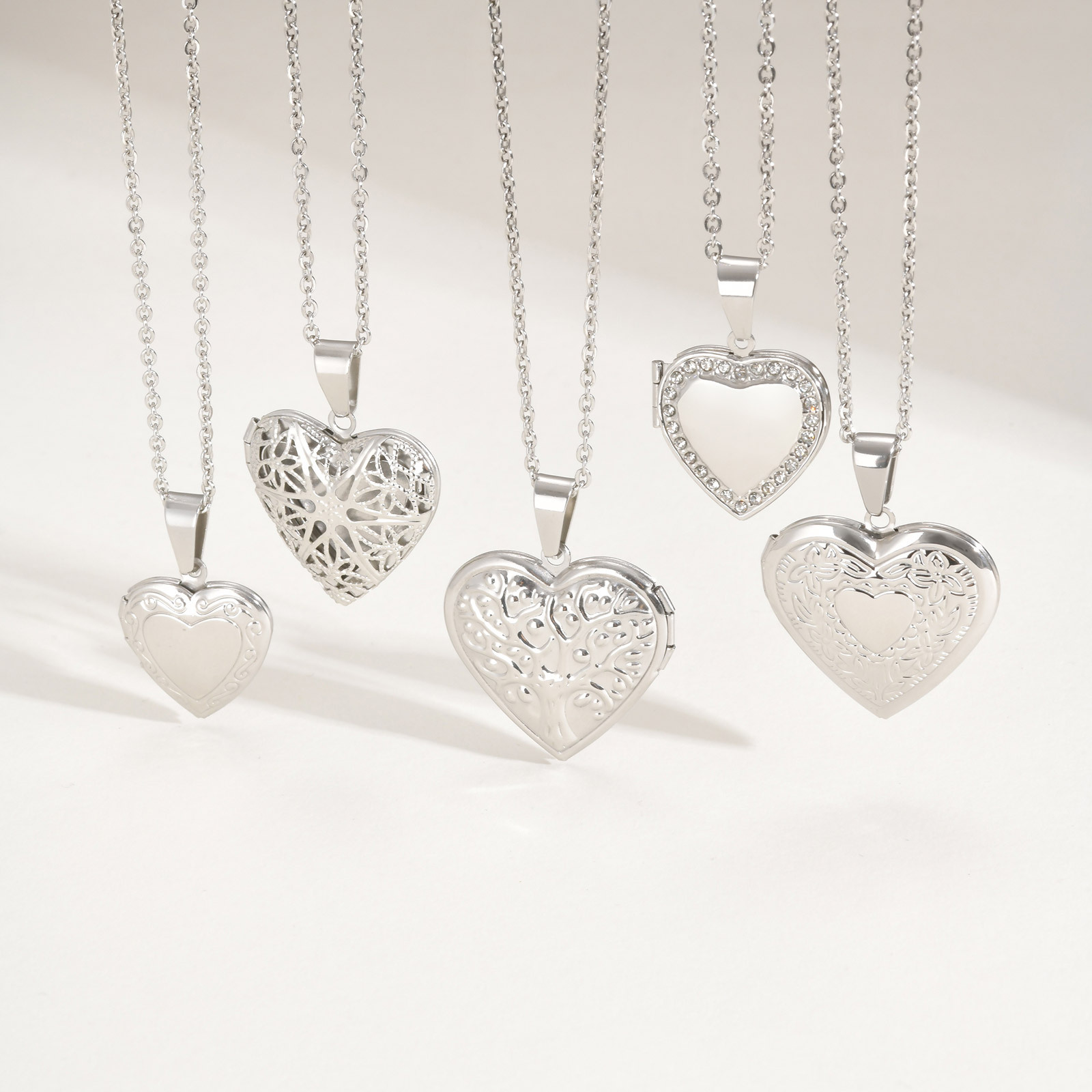 Vnox 決して色褪せないシルバーカラーのステンレススチール - Heart Locket Necklace Photo のレビューと価格